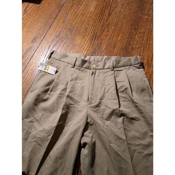 New 32x29 Van Heusen Men’s Pleated Dress Pants Brown Microfiber Comfort Stretch - Picture 2 of 5